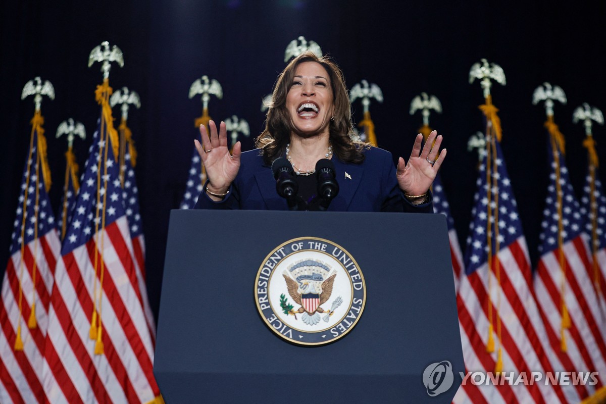 La vicepresidenta de Estados Unidos habla en la escuela secundaria West Allis Central durante su primer mitin de campaña en Milwaukee, Wisconsin, el 23 de julio de 2024, en esta foto difundida por AFP. (Yonhap)