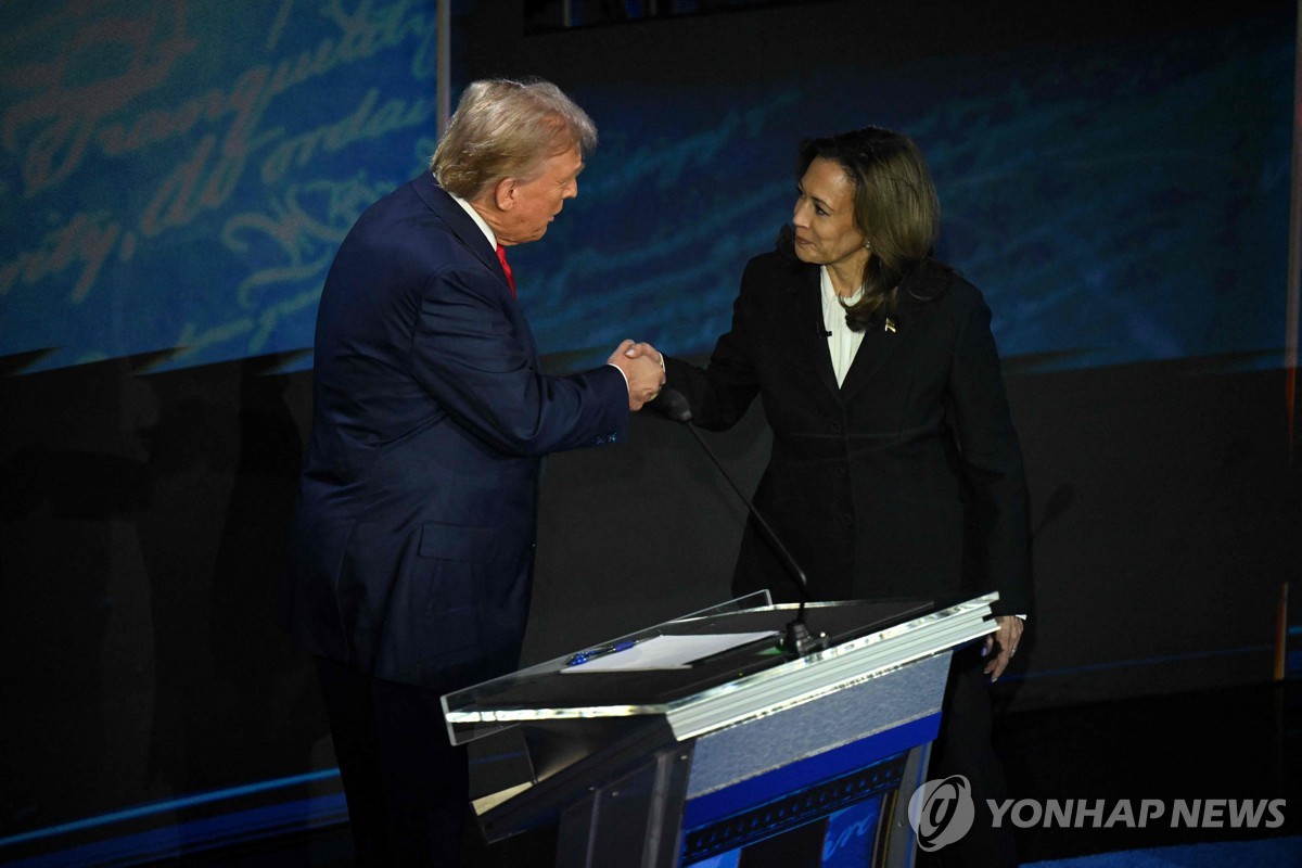 첫 TV토론에 앞서 악수하는 카멀라 해리스 부통령(오른쪽)과 도널드 트럼프 전 대통령(왼쪽)