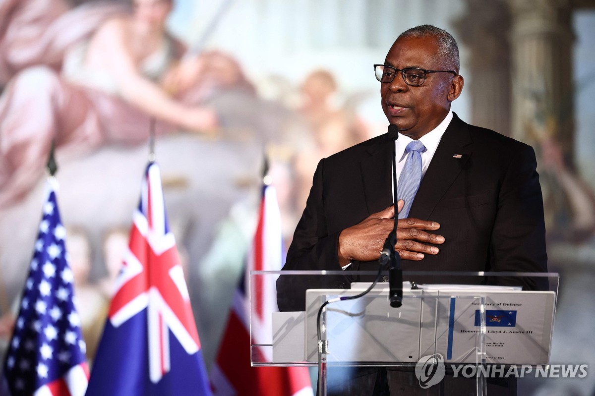 El secretario de Defensa de Estados Unidos, Lloyd Austin, habla durante una conferencia de prensa conjunta durante la reunión ministerial de Defensa de AUKUS en Londres el 26 de septiembre de 2024 en esta fotografía publicada por AFP. (Yonhap)