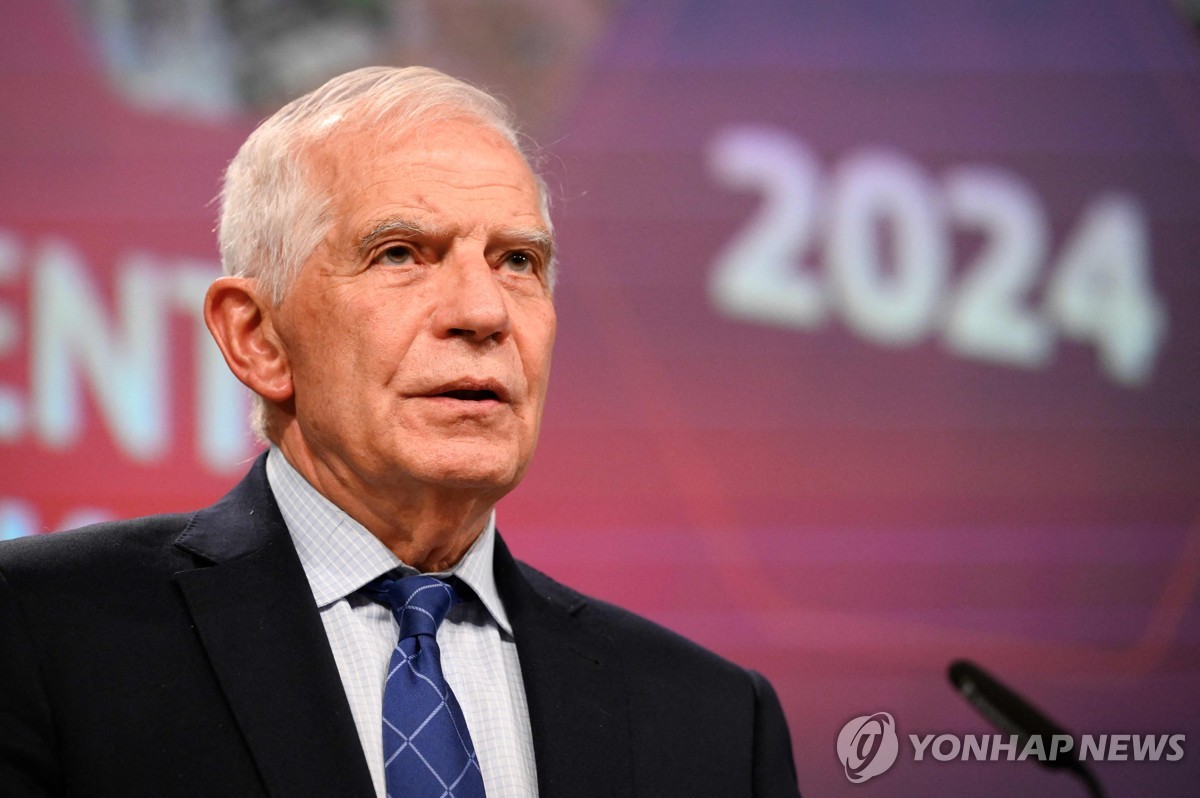 Esta foto de AFP muestra a Josep Borrell, alto representante para Asuntos Exteriores y Política de Seguridad de la Unión Europea (UE), hablando durante una conferencia de prensa conjunta con el comisario europeo de Vecindad y Ampliación en la sede de la UE en Bruselas el 30 de octubre de 2024. ( Yonhap)