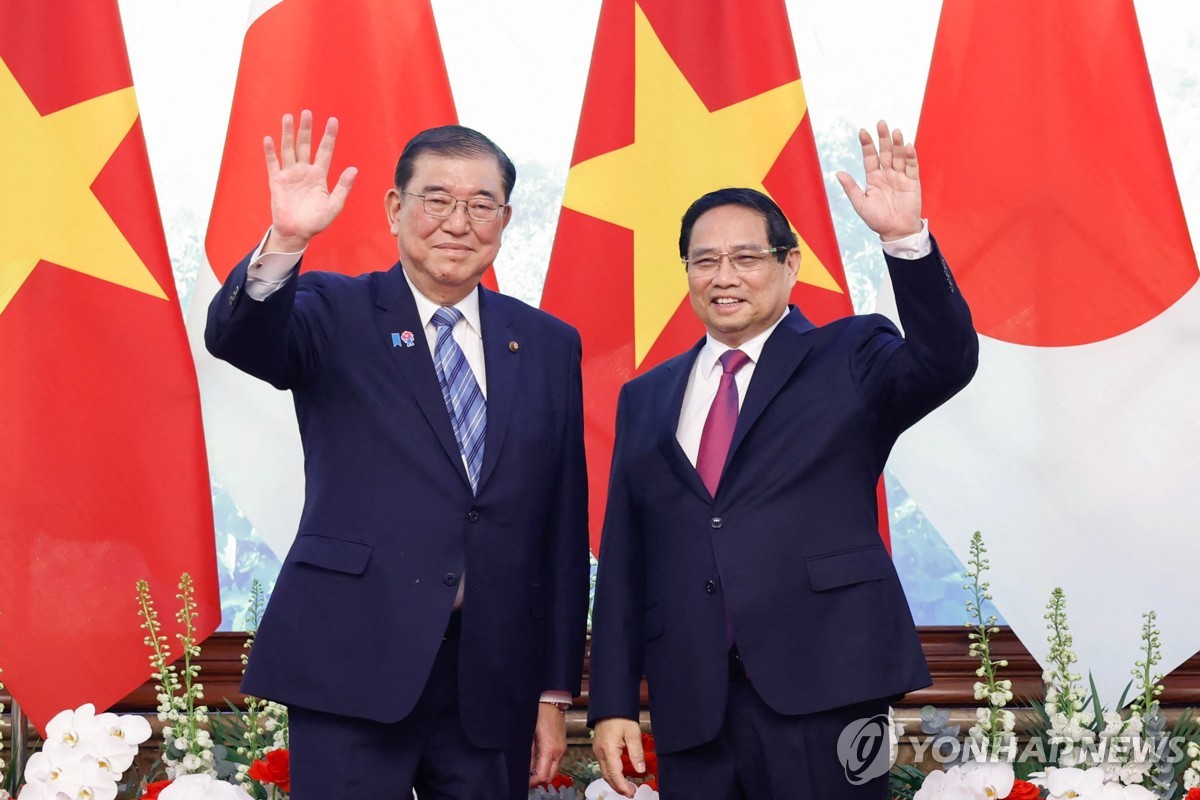 이시바 일본 총리(왼쪽)와 찐 베트남 총리