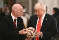 트럼프 중동 순방 따라갔다 총회 늦은 FIFA 회장 뭇매