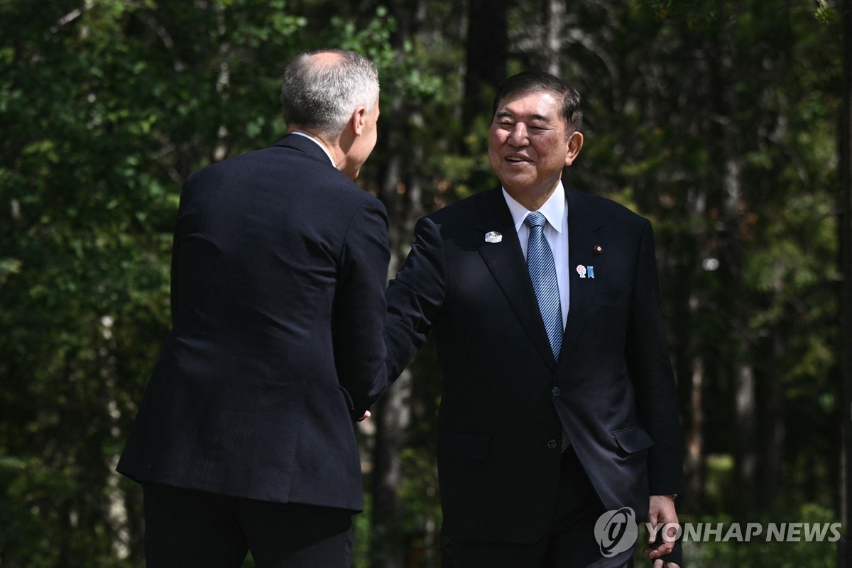 G7 정상회의 참석한 이시바 시게루 일본 총리(오른쪽)