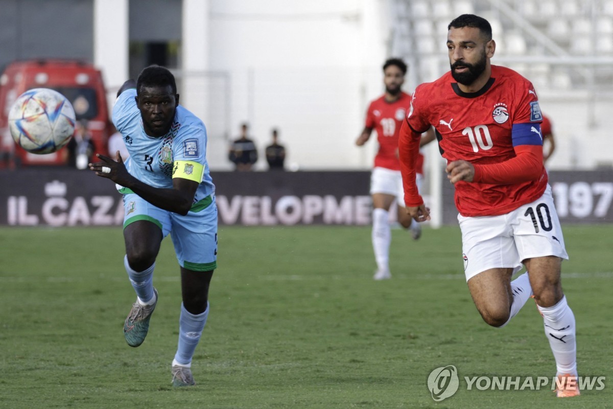 지부티와 경기에서 돌파를 시도하는 이집트 살라흐(오른쪽).