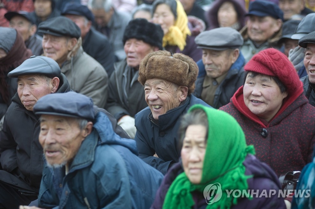 중국 산둥성의 시골 마을에서 노인들이 공연을 지켜보는 모습. <<연합뉴스DB>>
