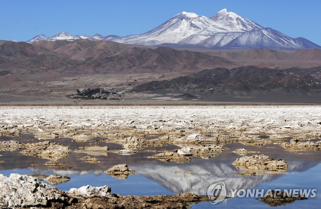 리튬이 대량으로 매장된 칠레의 소금호수 