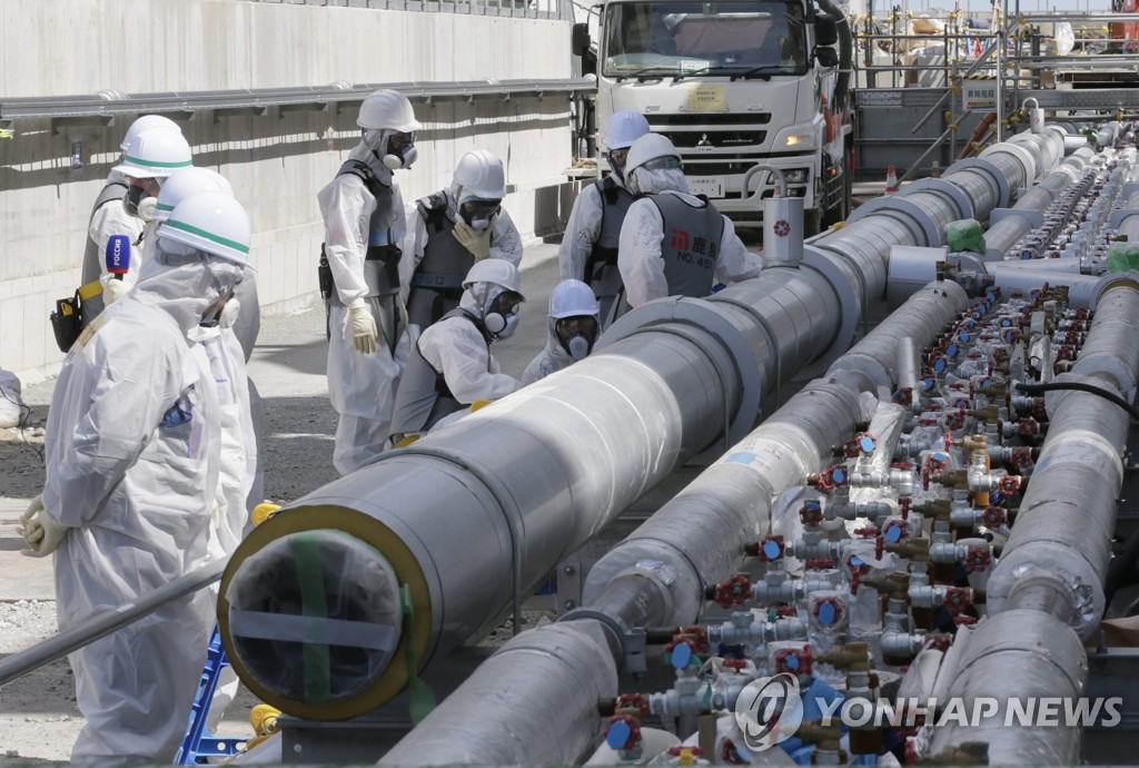 24일 후쿠시마 제1원전에서 근로자들이 동토차수벽(얼음벽) 설치 공사를 하는 모습(EPA=연합뉴스)