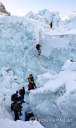 지난해 5월 네팔 에베레스트 쿰부 빙폭을 오르는 등반객들.[EPA=연합뉴스 자료사진]