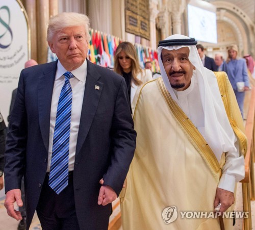 트럼프에 모피·상아 선물한 사우디…알고 보니 모조품