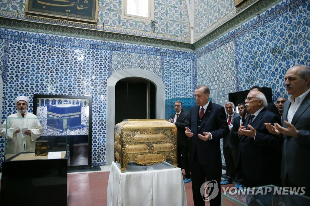 톱카프궁 박물관의 이슬람 성물 앞에서 기도하는 에르도안 터키 대통령