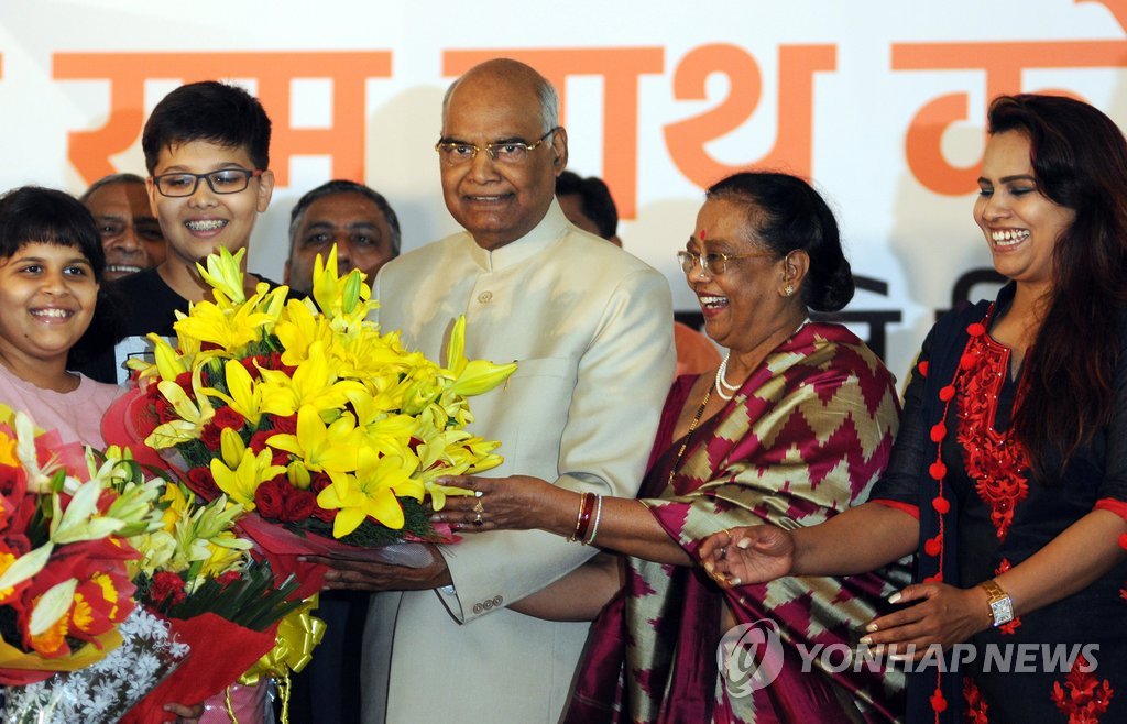 20일 인도 뉴델리에서 람 나트 코빈드(가운데) 대통령 당선인이 부인 카비타 코빈드(오른쪽에서 2번째) 여사와 함께 축하 꽃다발을 받고 있다.[EPA=연합뉴스]