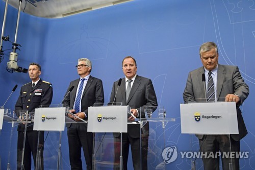 정보 유출 사태에 대해 기자회견 하는 뢰프벤(왼쪽서 세번째) 총리와 정부 관계자들