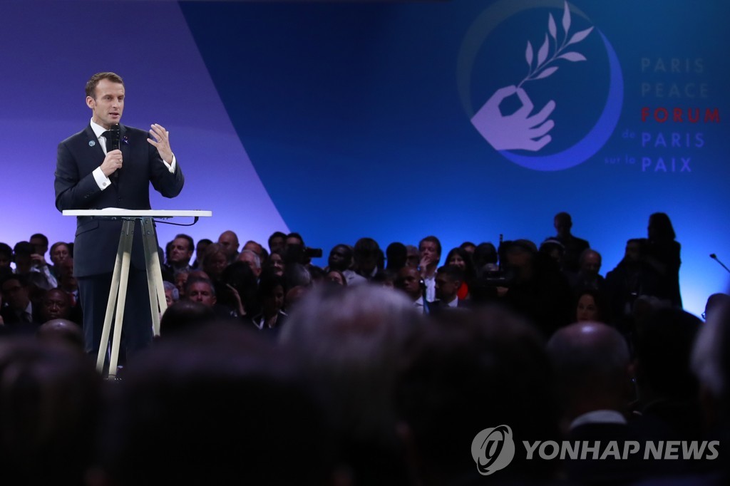 에마뉘엘 마크롱 프랑스 대통령이 작년 11월 제1회 파리평화포럼에서 개막 연설을 하는 모습. [EPA=연합뉴스 자료사진]