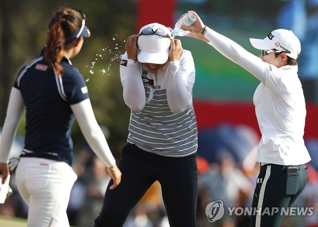 우승 확정하고 동료 축하 받는 양희영