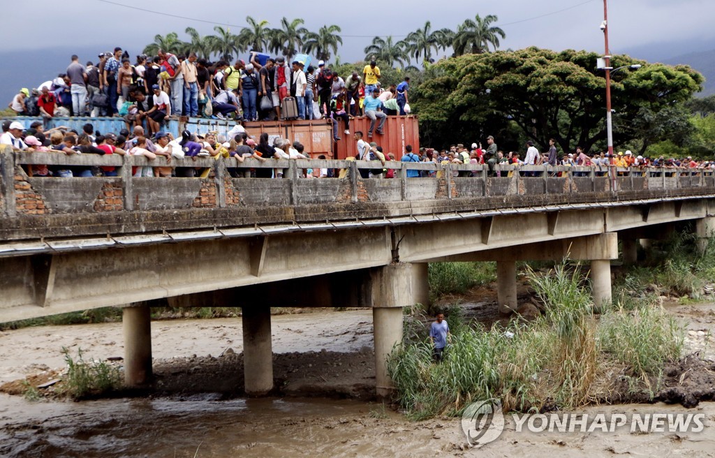 2일 시몬 볼리바르 다리의 바리케이드를 뚫고 콜롬비아로 향하는 베네수엘라인들
