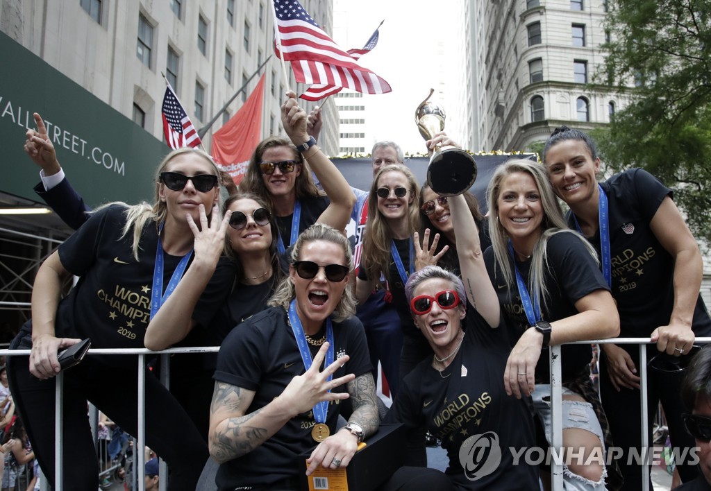 프랑스 월드컵 우승하고 카퍼레이드 펼치는 미국 여자축구 대표팀