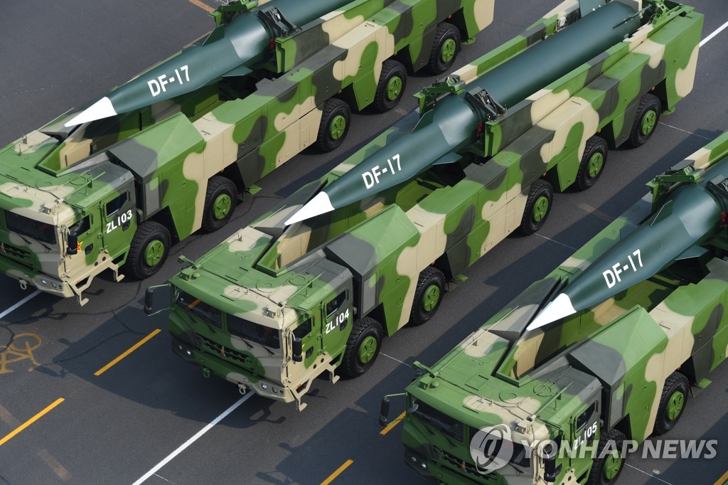 톈안먼 광장에서 열린 열병식에 등장한 중국의 DF-17 극초음속 탄도 미사일