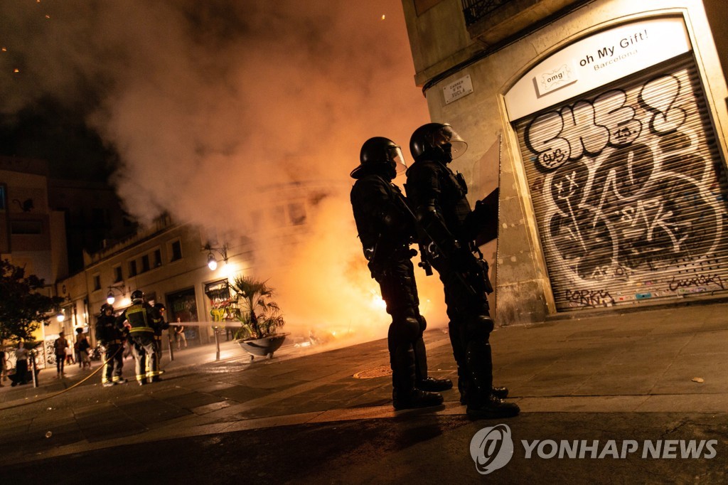 지난 19일 바르셀로나 시내에서 경찰관들이 집회 경비를 하고 있다. [EPA=연합뉴스]