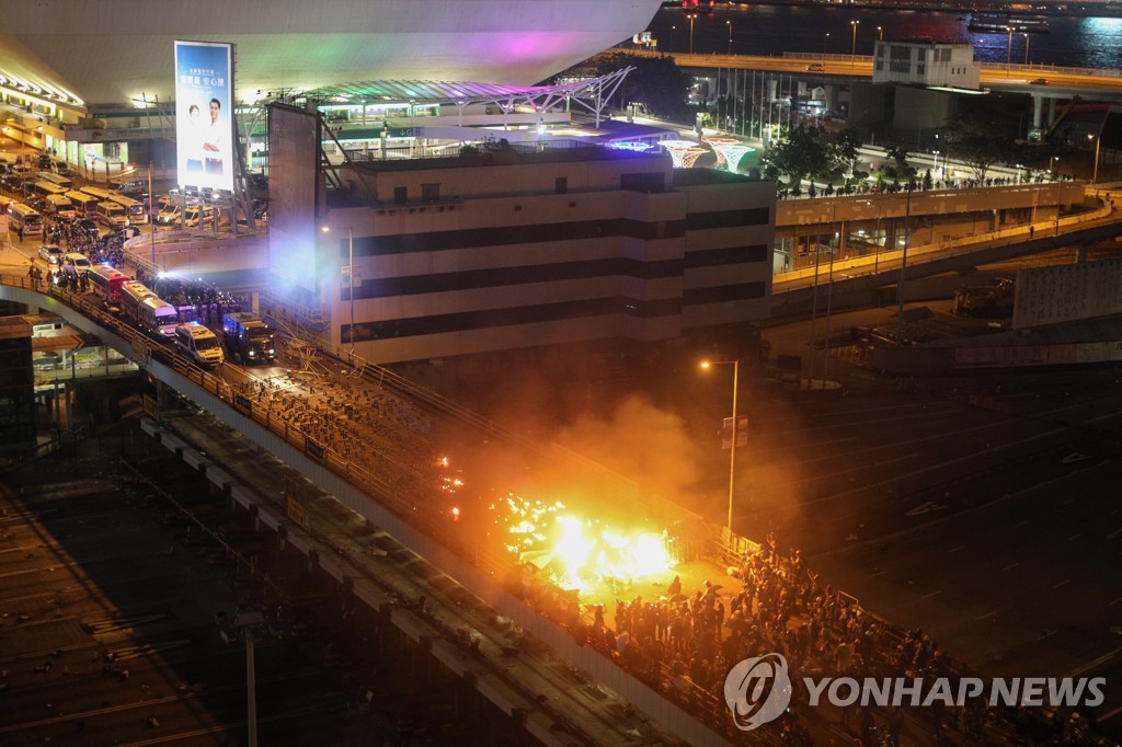 2019년 11월 17일 홍콩이공대서 시위대와 경찰 충돌