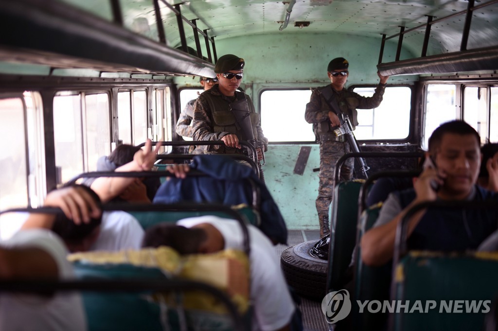 지난 3월 미국서 추방돼 과테말라시티로 돌아온 이민자들