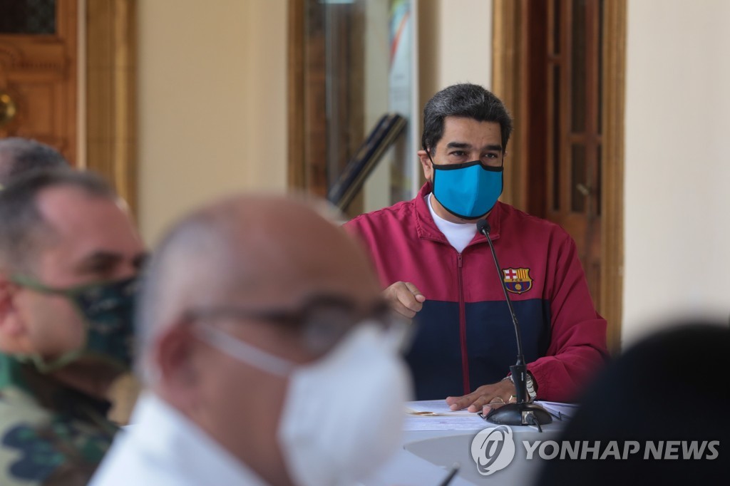 마스크 쓰고 코로나19 대응 회의 주재하는 마두로