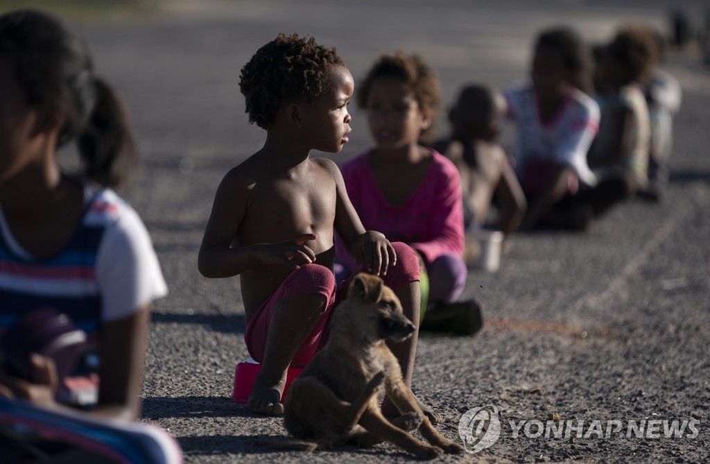 남아프리카공화국에서 구호단체의 식사 배급을 기다리는 어린이