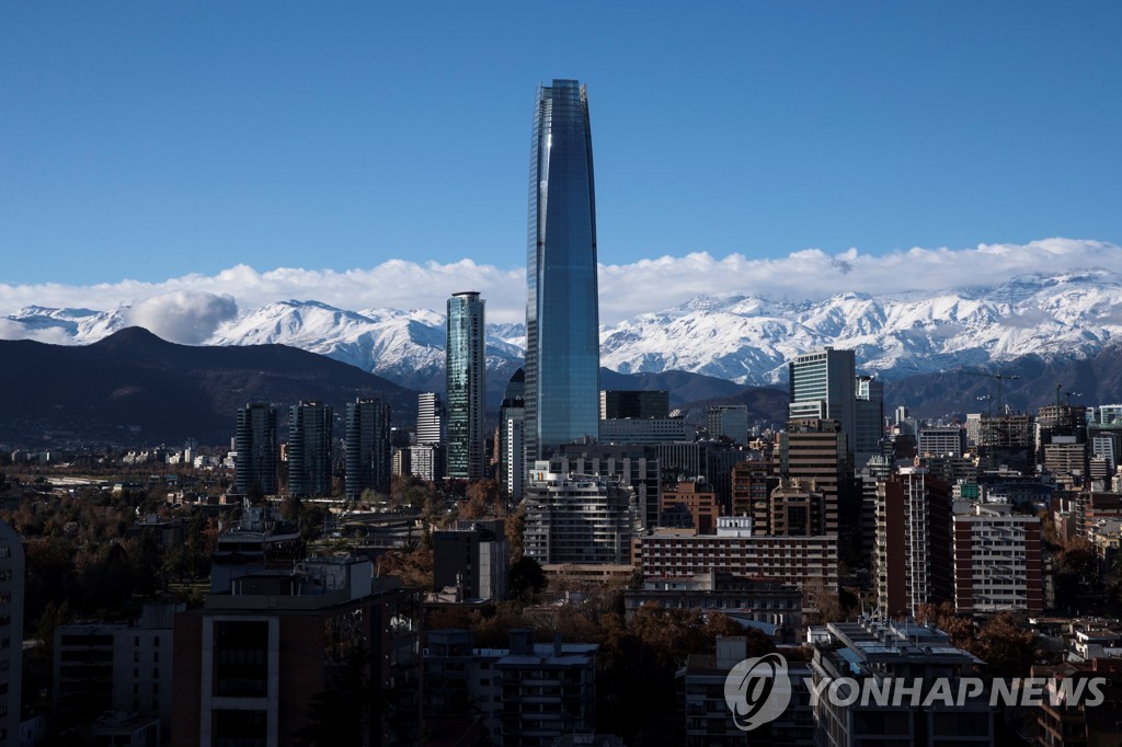 12일(현지시간) 칠레 산티아고 너머 눈 쌓인 안데스산맥