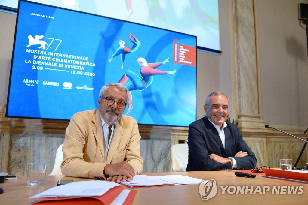 28일(현지시간) 열린 기자회견에서 베네치아 국제영화제 초청작을 발표하는 알베르토 바르베라 예술감독(오른쪽). [EPA=연합뉴스]