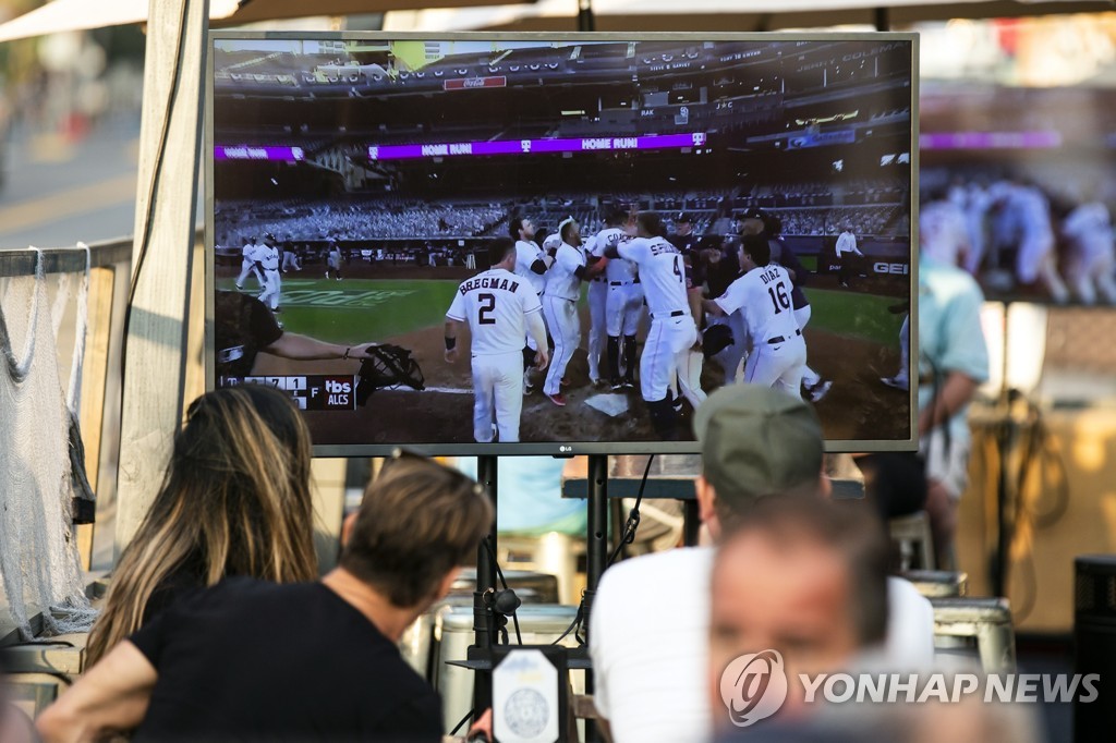 다저스의 홈인 미국 캘리포니아주 베니스비치 식당에서 NLCS 관전하는 팬들 