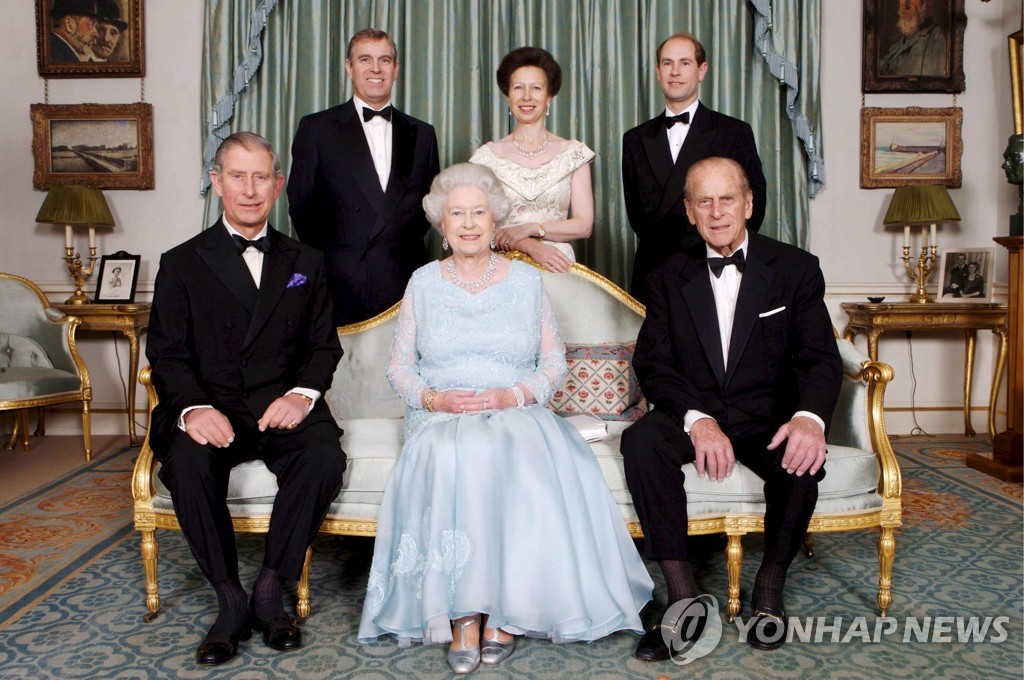 여왕 부부와 자녀들. 뒷줄 왼쪽이 앤드루 왕자