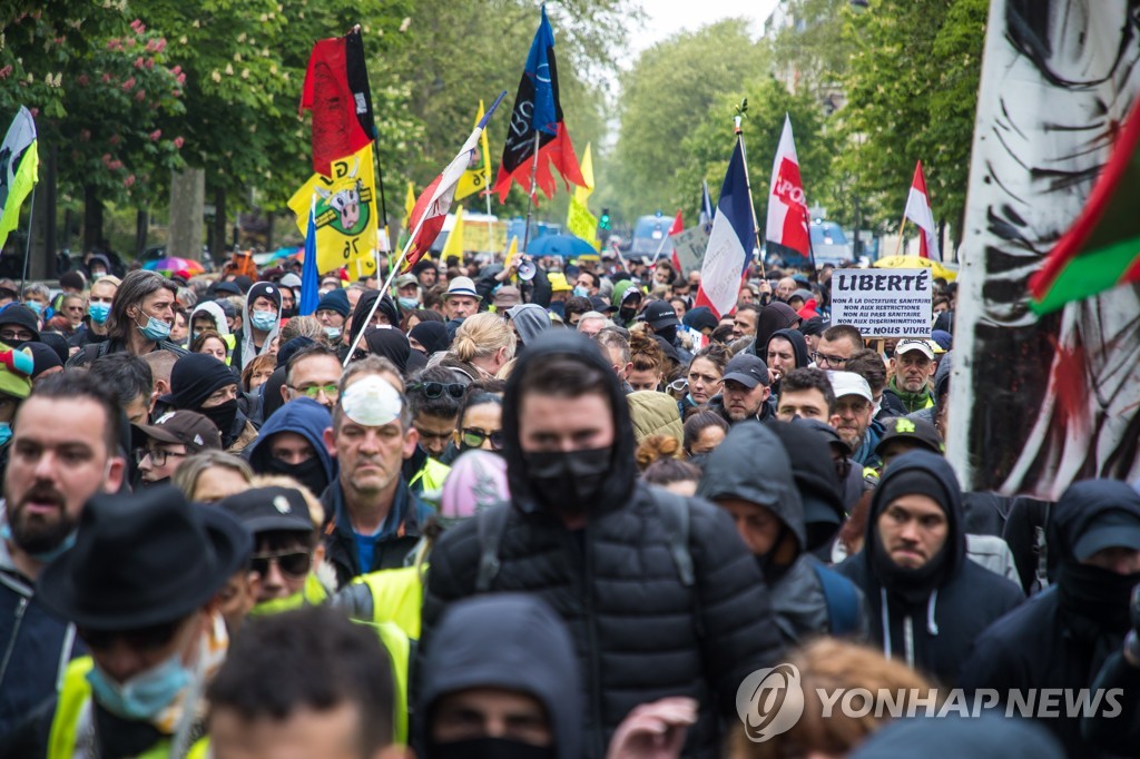 1일(현지시간) 프랑스 파리에서 노동절을 기념해 행진하는 시위대