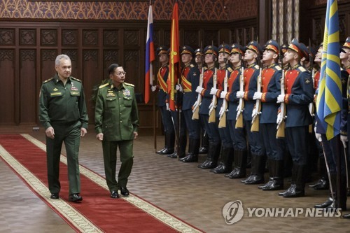 러시아 국방장관과 의장대 사열하는 미얀마 쿠데타군부 지도자 
