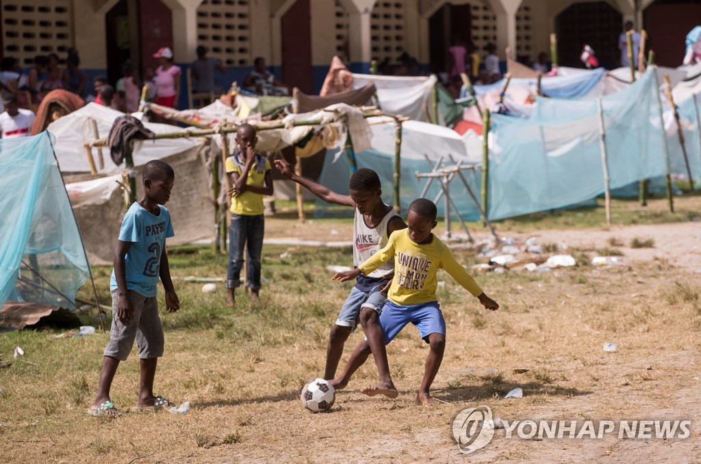 22일(현지시간) 아이티 레카이의 지진 이재민 천막촌에서 공놀이하는 아이들