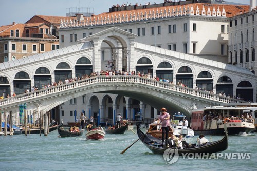 伊 베네치아 운하서 전동서핑 탄 민폐 관광객에 지역사회 '발끈'
