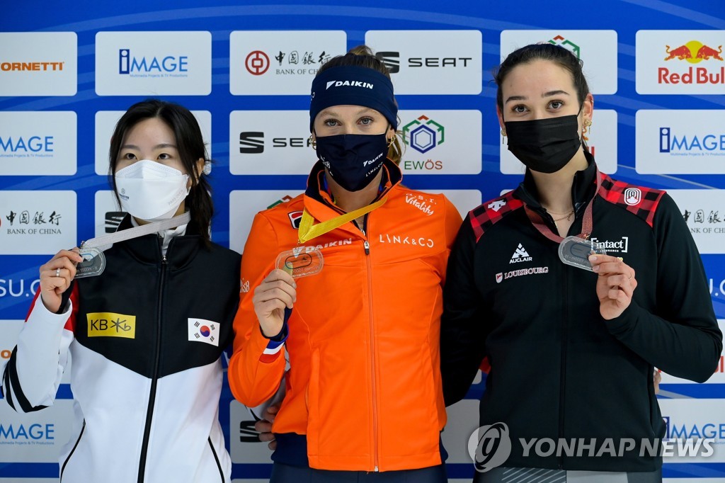 In this EPA photo, Lee Yu-bin of South Korea (L) poses with her silver medal from the women's 1,500m at the International Skating Union Short Track Speed Skating World Cup at Fonix Hall in Debrecen, Hungary, on Nov. 20, 2021, joined by the gold medalist, Suzanne Schulting of the Netherlands (C), and the bronze medalist, Courtney Sarault of Canada. (Yonhap)