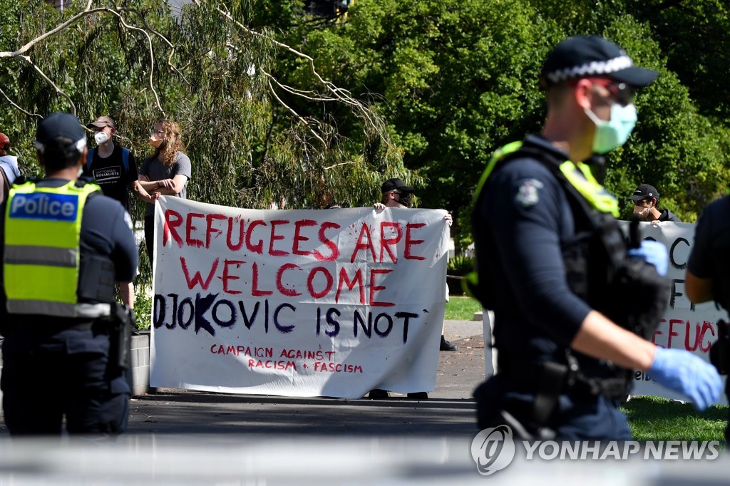7일(현지시간) 조코비치 머무르는 호주 멜버른의 호텔 밖에서 시위를 벌이는 난민 운동가.