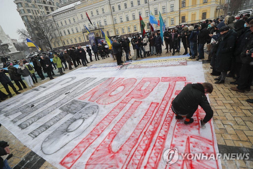'푸틴에게 NO 하세요' 우크라이나서 시위하는 활동가들