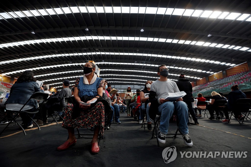 백신 맞으려 모인 멕시코 주민들