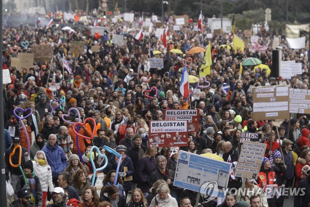 ′5만 명이 모였다′…벨기에, 코로나19 방역 조치 항의 시위
