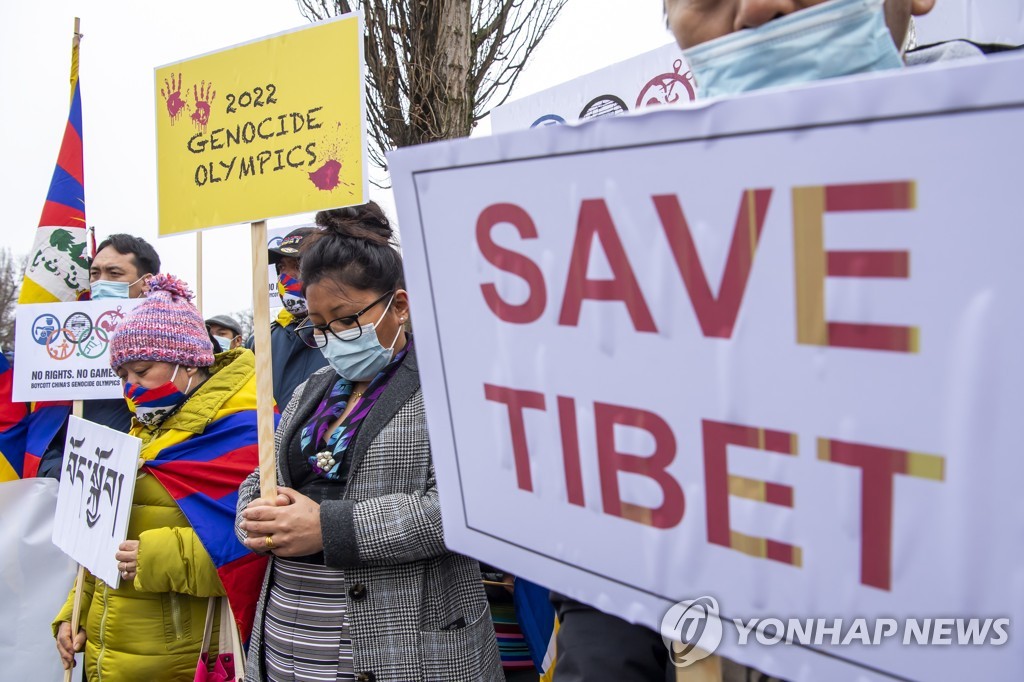 스위스 IOC 본부 앞에서 중국 비난 시위하는 티베트인들