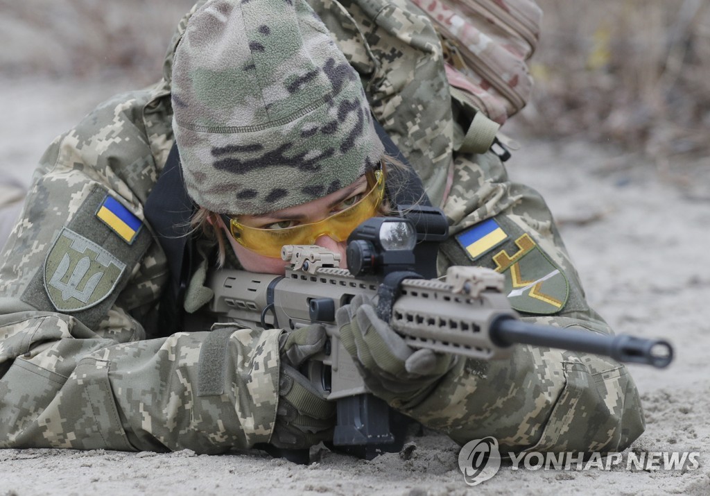 훈련 중인 우크라이나군 군인(기사와 직접 관련없음)