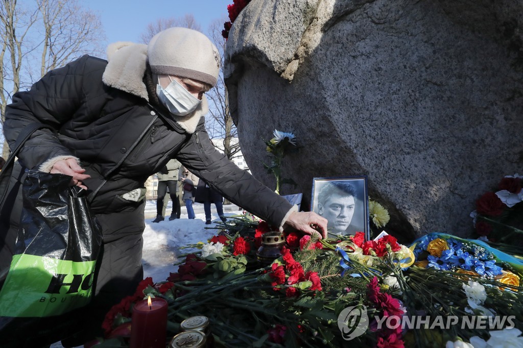 러시아 야권 지도자 보리스 넴초프 암살 7주기에 맞춰 헌화하는 시민 