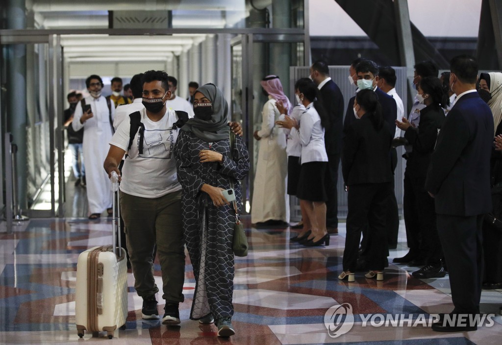 32년 만에 태국에 도착한 사우디 국적기에서 내리는 사우디 관광객들. 2022.2.28