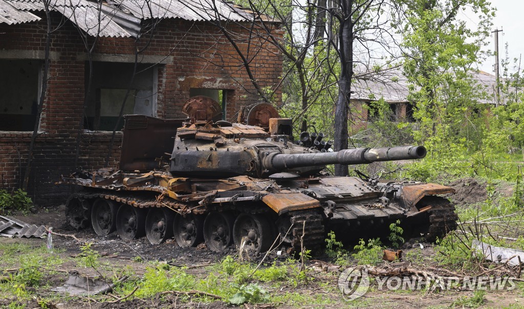 우크라이나 동북부 하르키우 인근 마을에 부서진 채 방치된 탱크