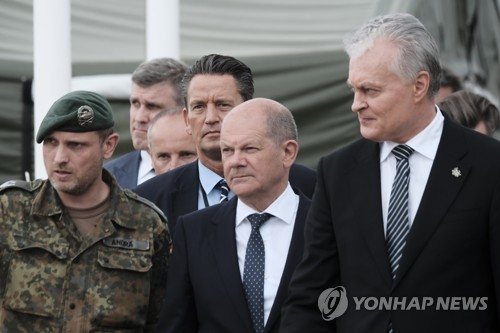 올라프 숄츠 독일 총리와 기타나스 나우세다 리투아니아 대통령