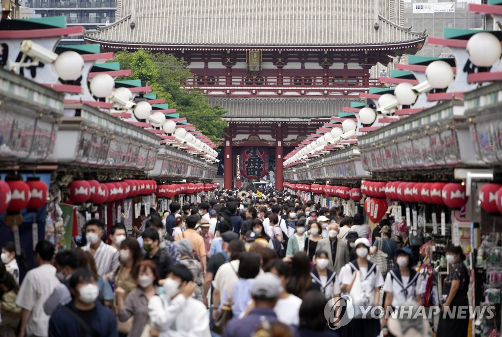 도쿄 유명 관광지 아사쿠사의 인파