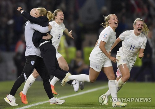 경기 3시간 전 음성…잉글랜드 여자축구 4강 이끈 비그만 감독