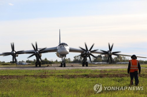 활주로에 늘어선 폭격기…"러, 대규모 추가 공습 준비 중"