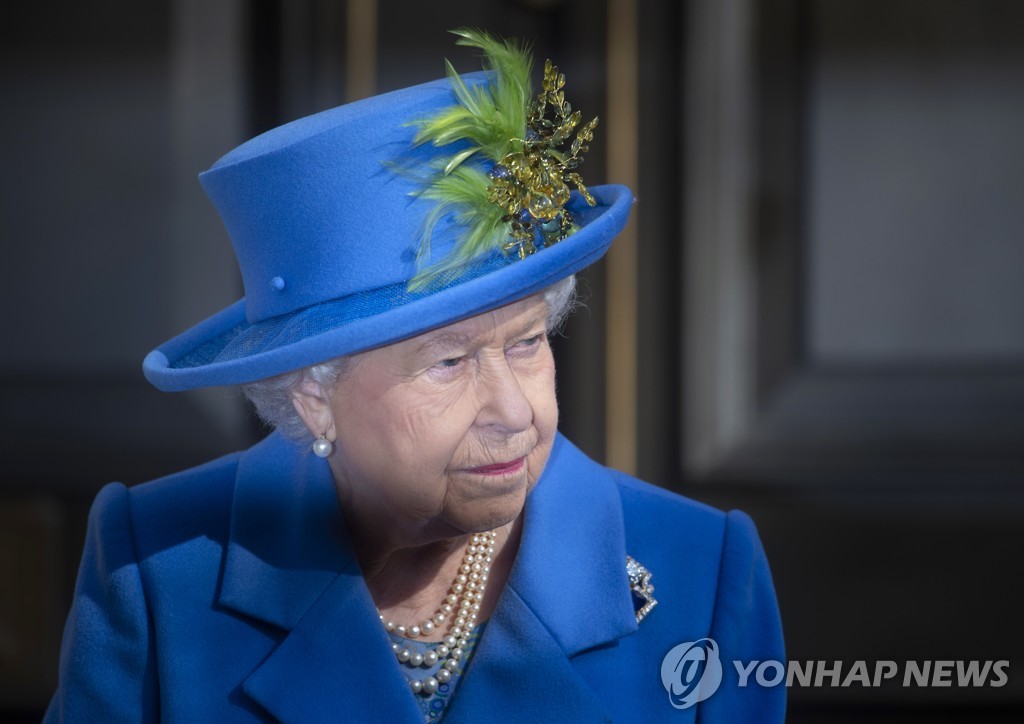 패션으로 추억하는 엘리자베스 여왕…내년 런던서 대규모 …