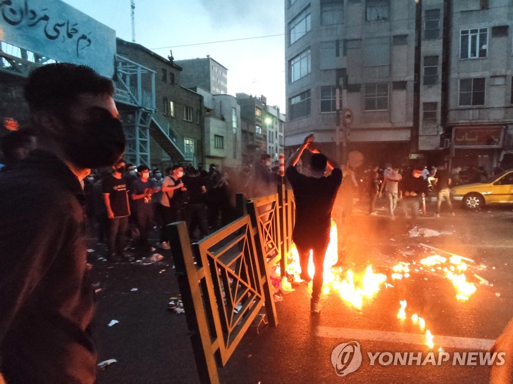 지난 9월 21일 경찰과 충돌하는 이란의 시위대